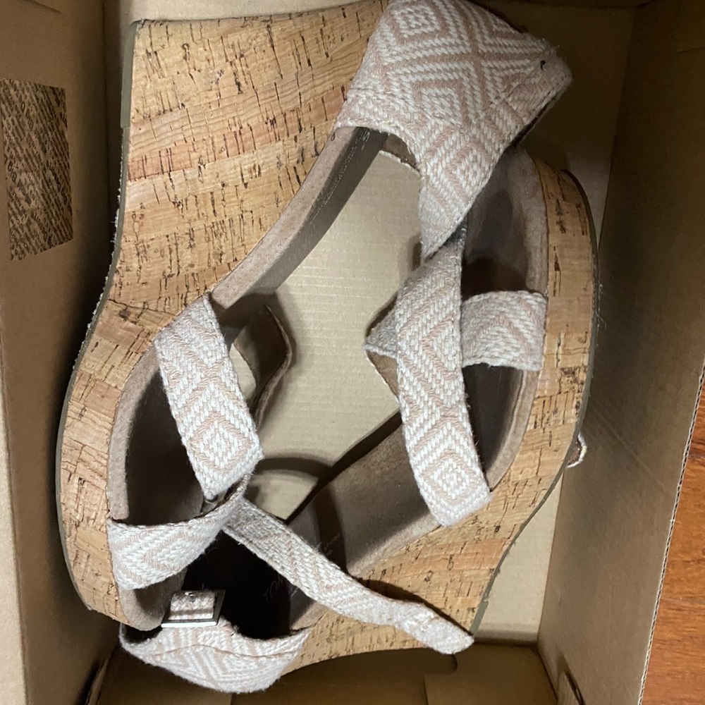 Toms wedges. 8.5